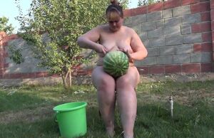 A enormous lady puts her culo in a..